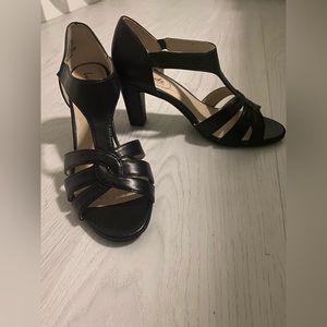 Medium/Wide Peep Toe Pump